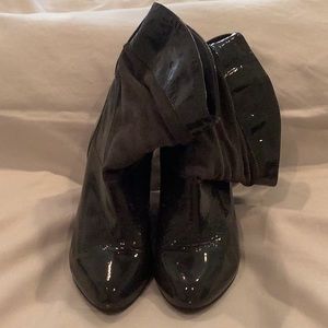 Gianni Bini patent leather grey booties with suede panels